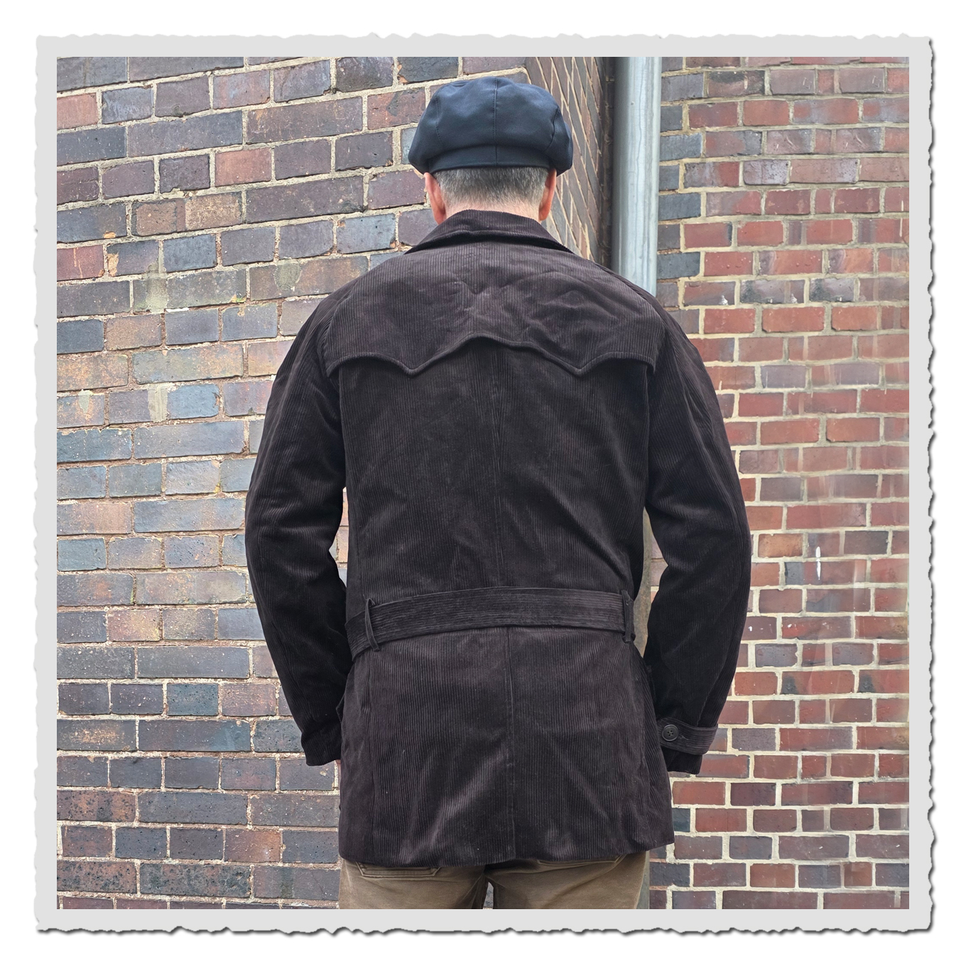 Rückansicht der Kutscherjacke Fritz schwarzbraun mit Gürtel